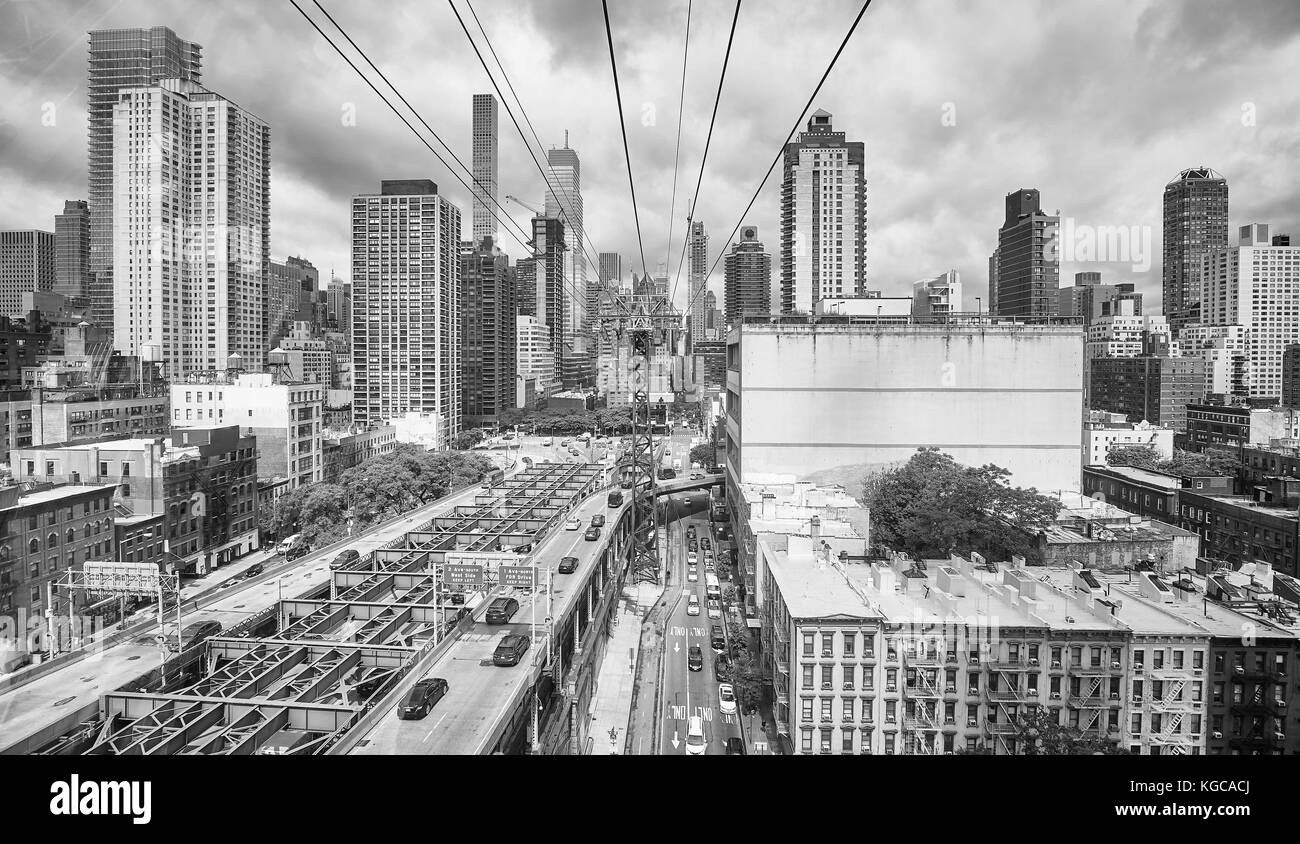 Immagine in bianco e nero di New York City visto dalla funivia di roosevelt island, Stati Uniti d'America. Foto Stock