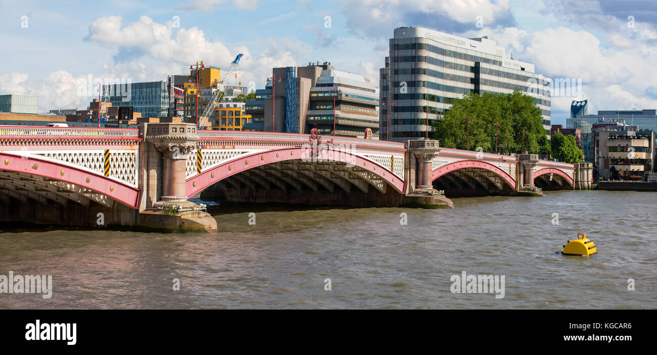Blackfriars Bridge di Londra, Inghilterra, attraversando il fiume Tamigi Foto Stock