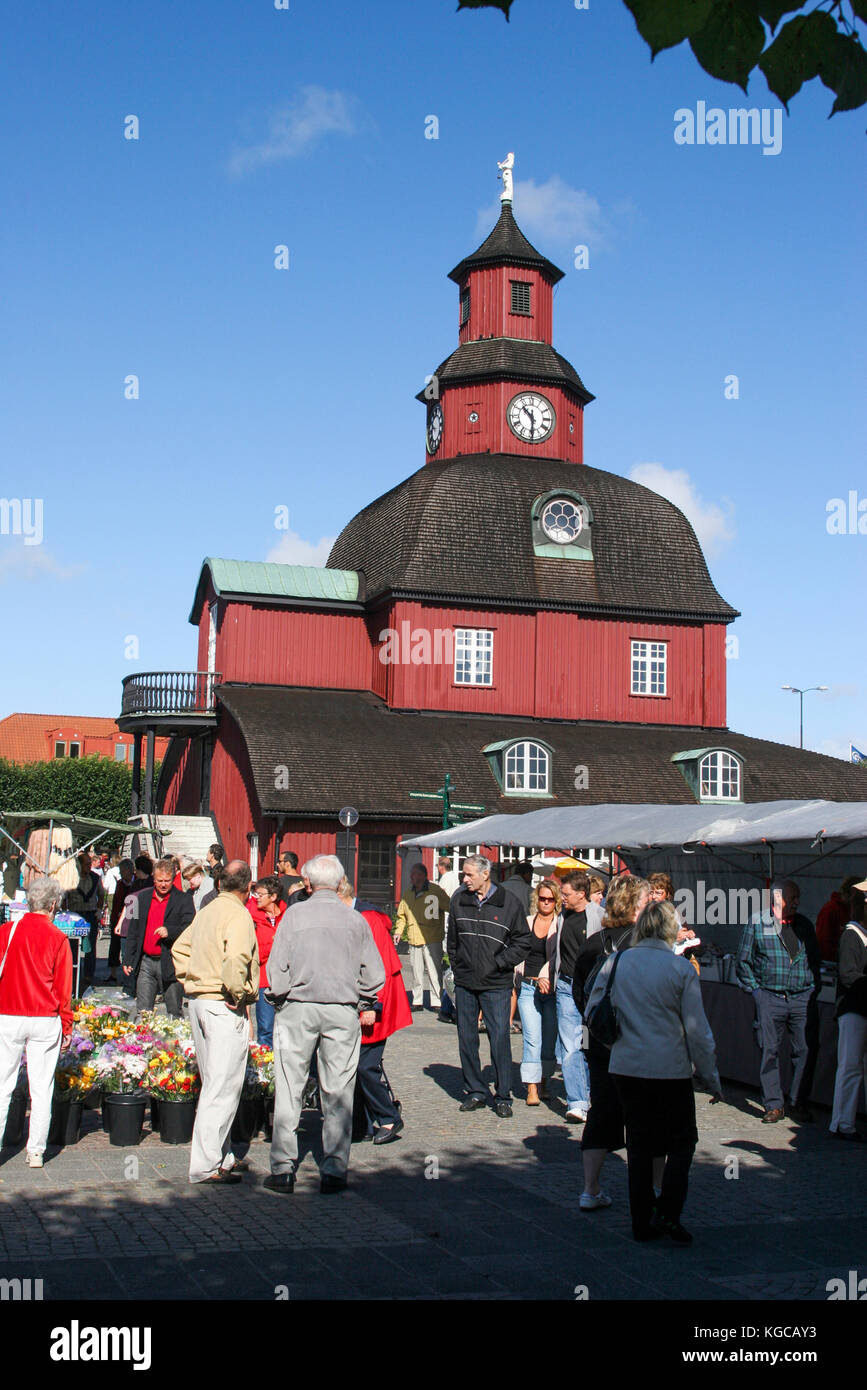 LIDKÖPING Svezia la piazza nella città nuova con il municipio la vecchia sede di caccia 2005 Foto Stock
