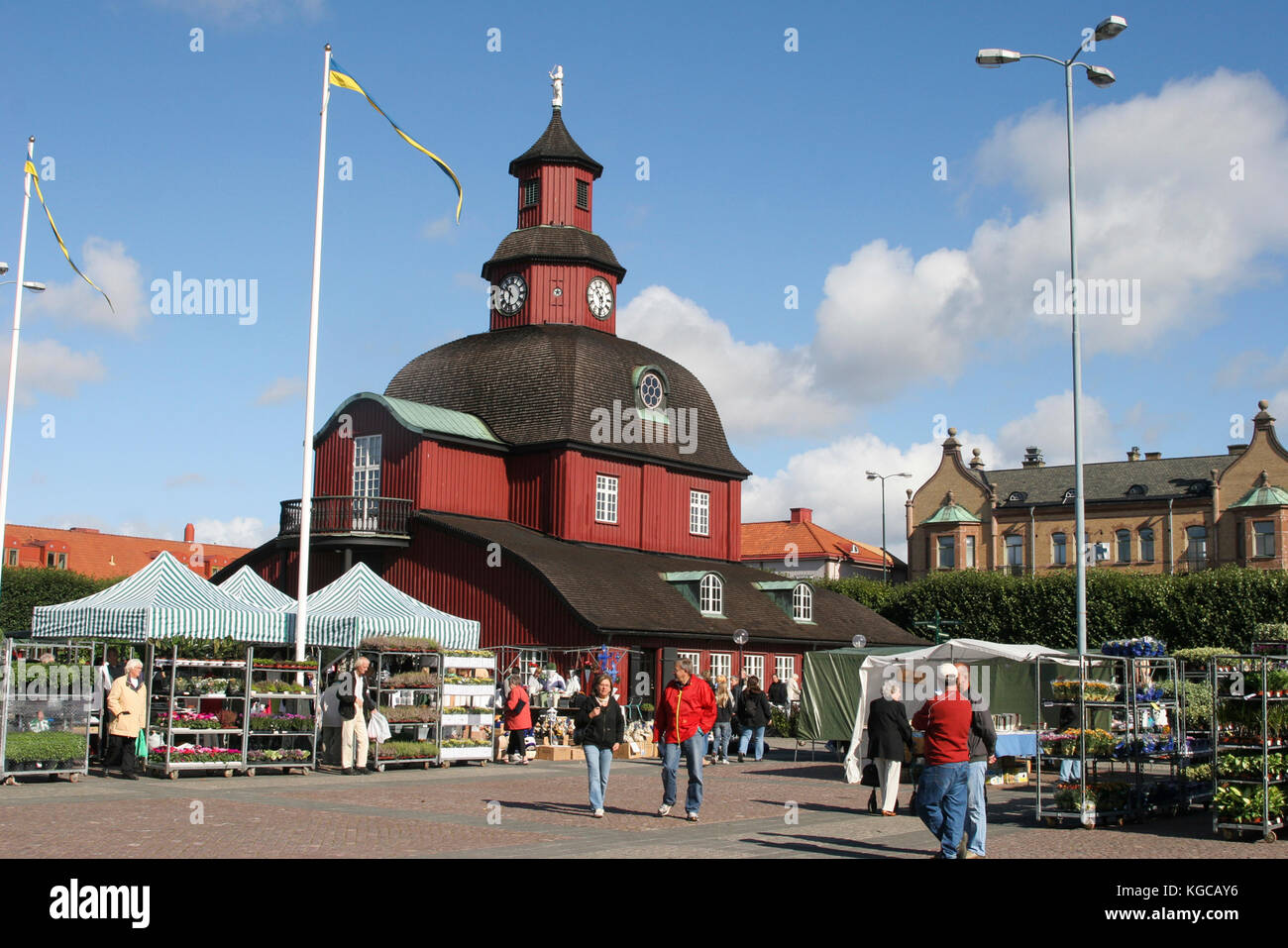 LIDKÖPING Svezia la piazza nella città nuova con il municipio la vecchia sede di caccia 2005 Foto Stock