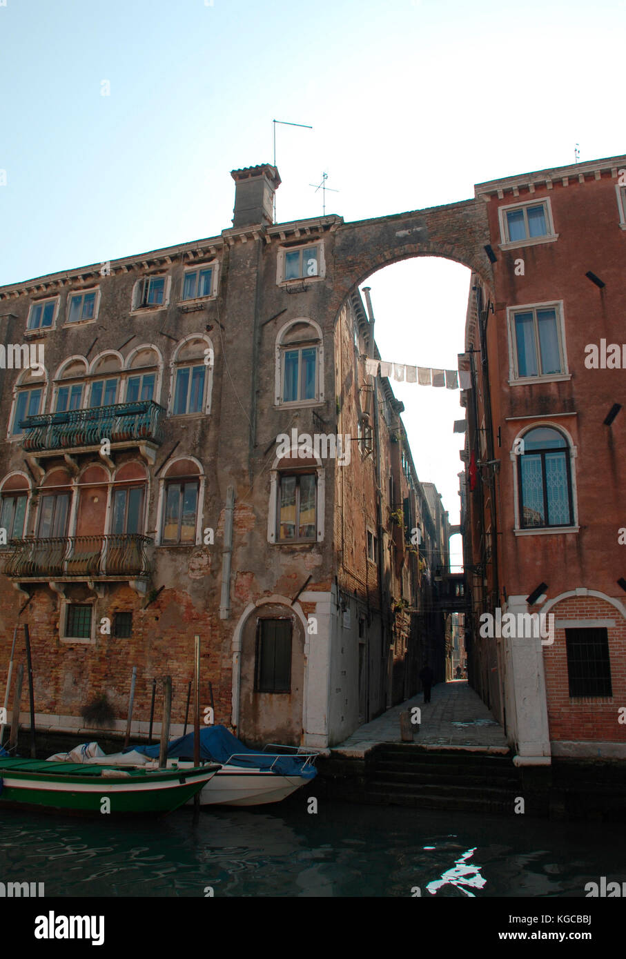 Una tranquilla stradina di Venezia, lontano dalle folle di turisti Foto Stock
