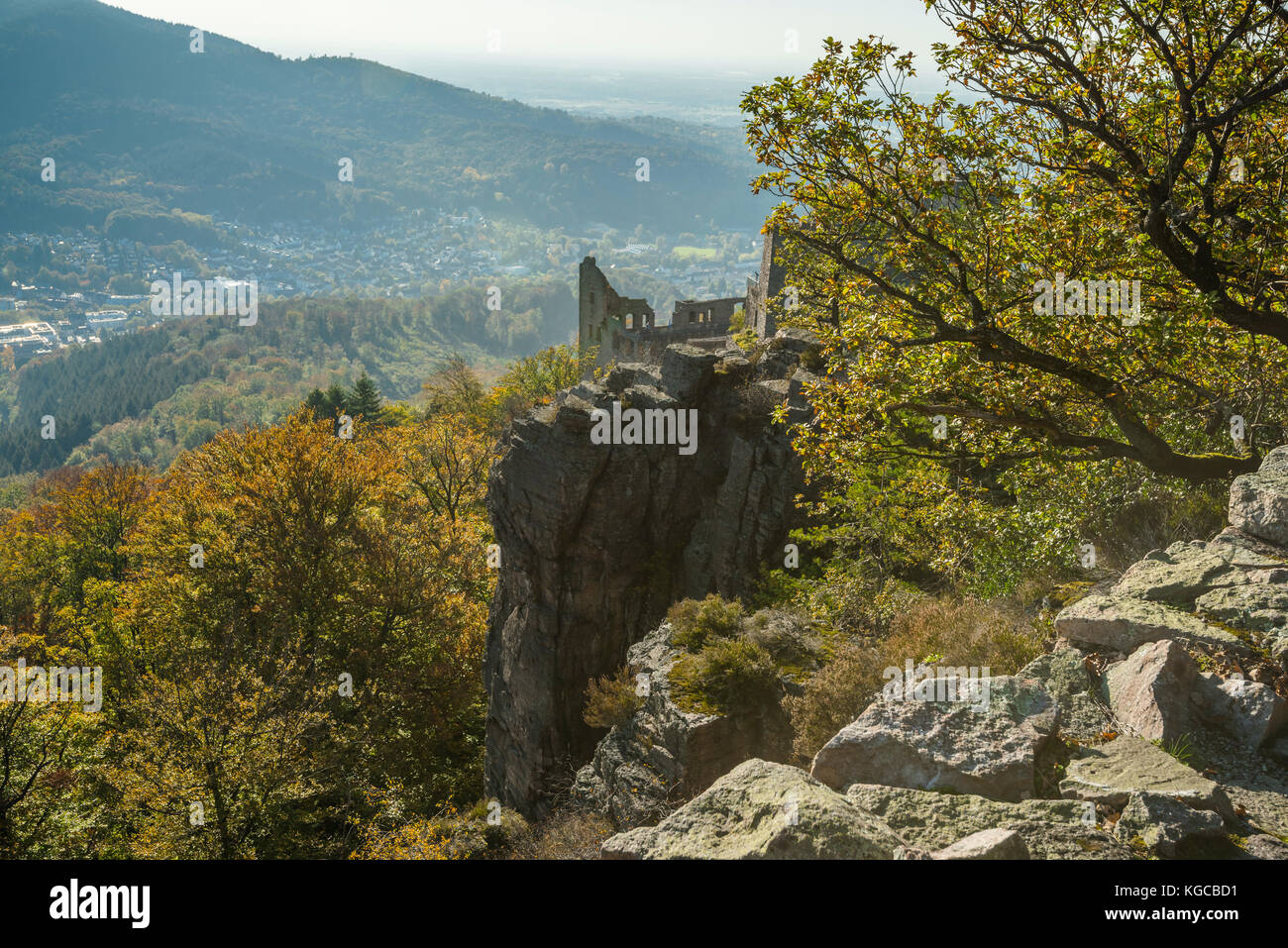 Si affaccia sulla città di Baden-Baden e sulle rovine del vecchio castello di Hohenbaden, sulla roccia della Battert sopra la città termale di Baden-Baden in autunno, Germania Foto Stock