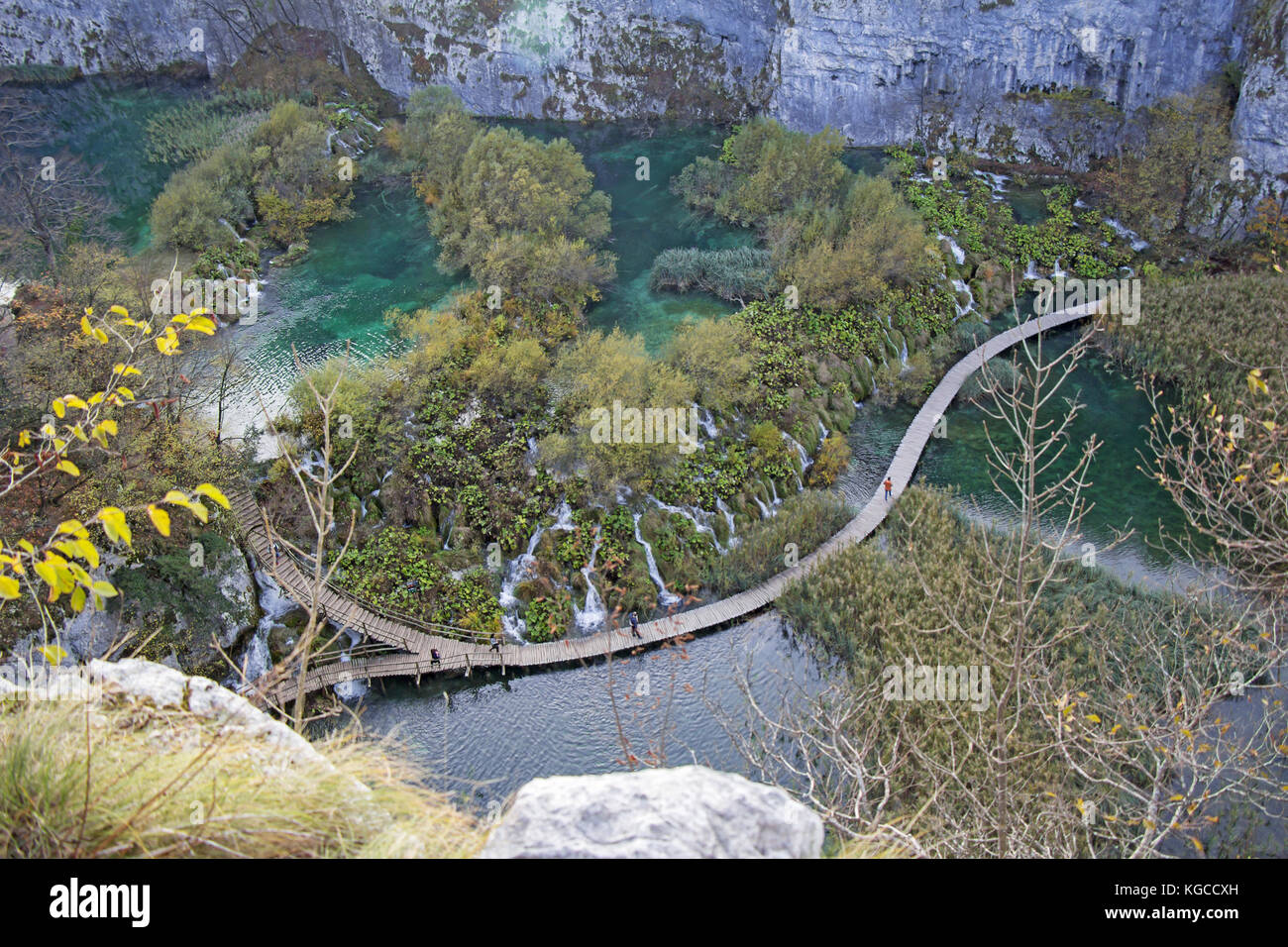 Vista autunnale di belle cascate del parco nazionale dei laghi di Plitvice, Croazia Foto Stock