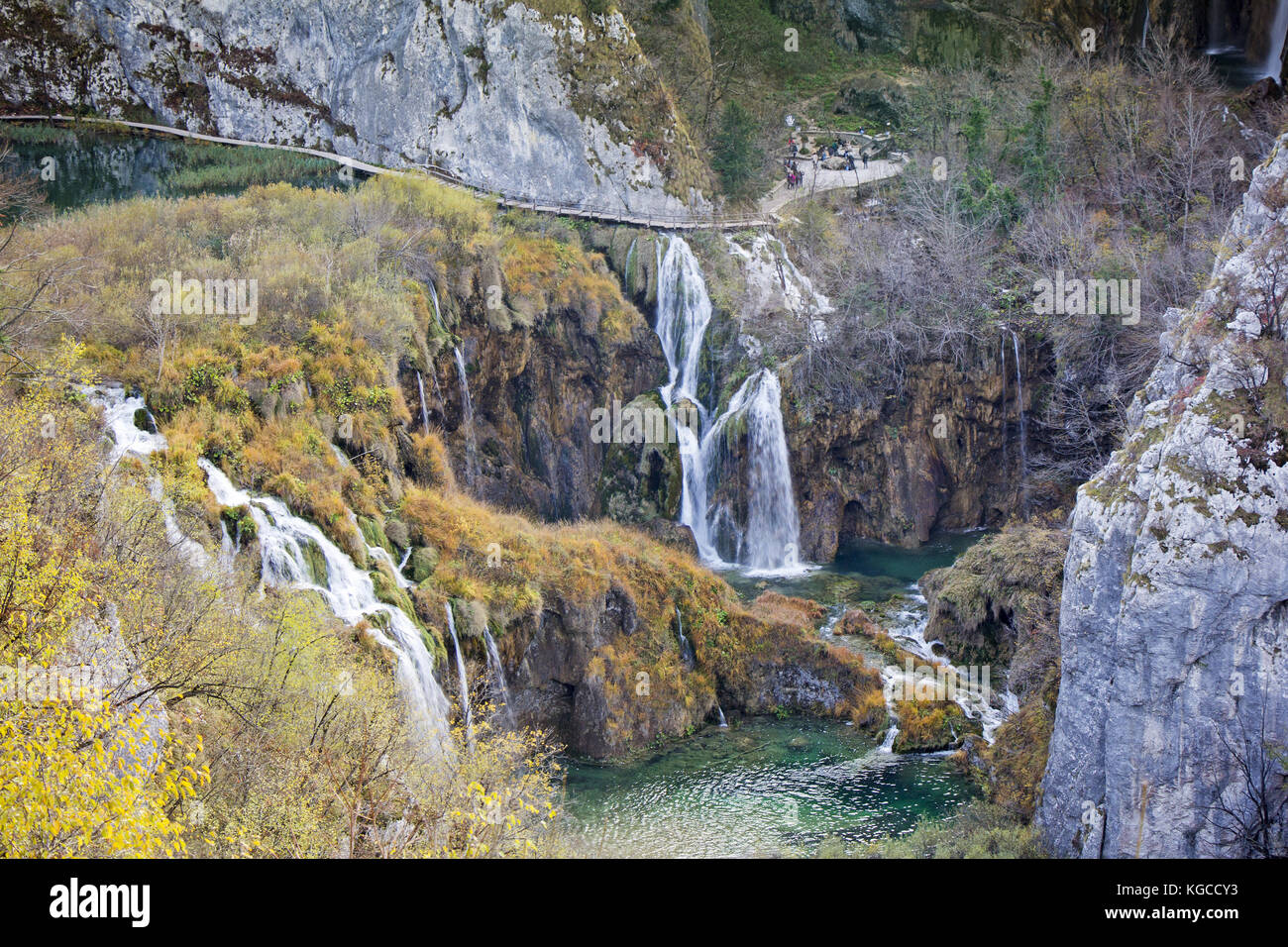 Vista autunnale di belle cascate del parco nazionale dei laghi di Plitvice, Croazia Foto Stock