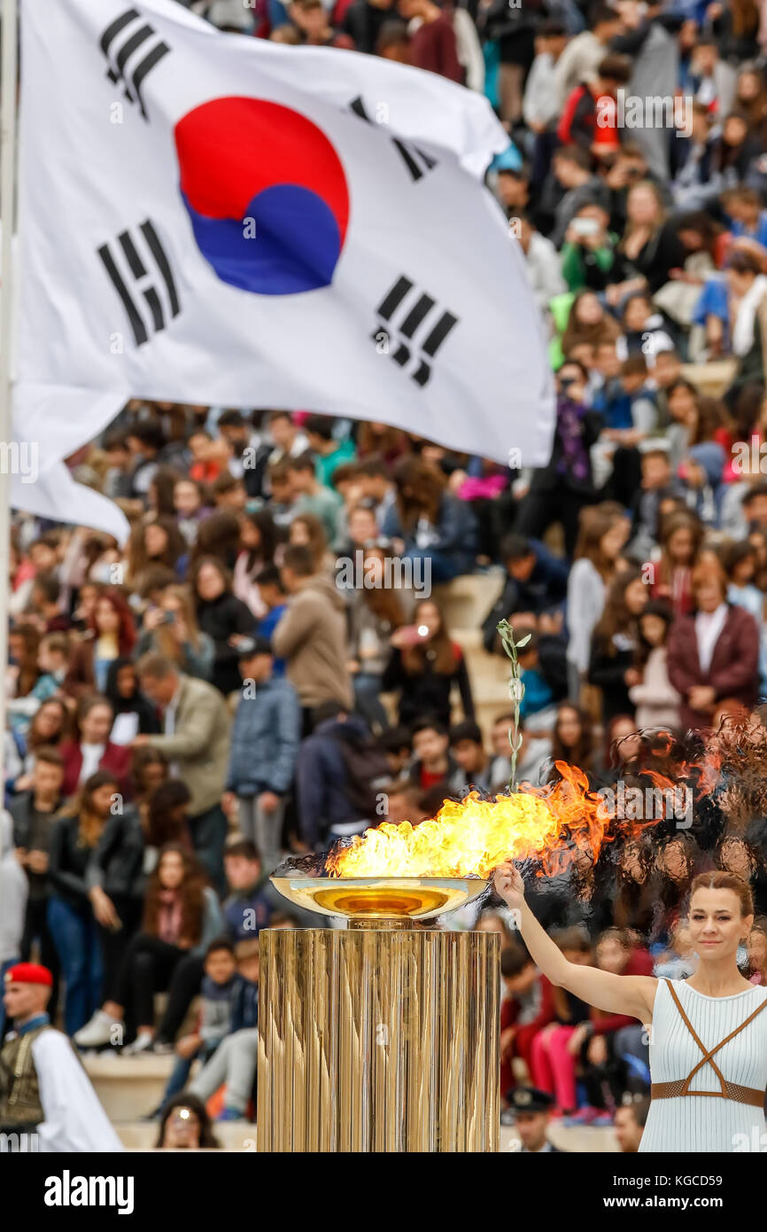 Atene, Grecia - Ott 31,2017: la fiamma olimpica è stata consegnata agli organizzatori dell'Pyeongchang (sud coreano) Olimpiadi invernali di febbraio 9-25, 2018. Il ceremo Foto Stock