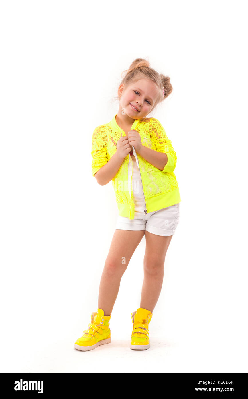 Graziosa bambina in maglietta gialla, pantaloncini bianchi e stivali di  colore giallo Foto stock - Alamy