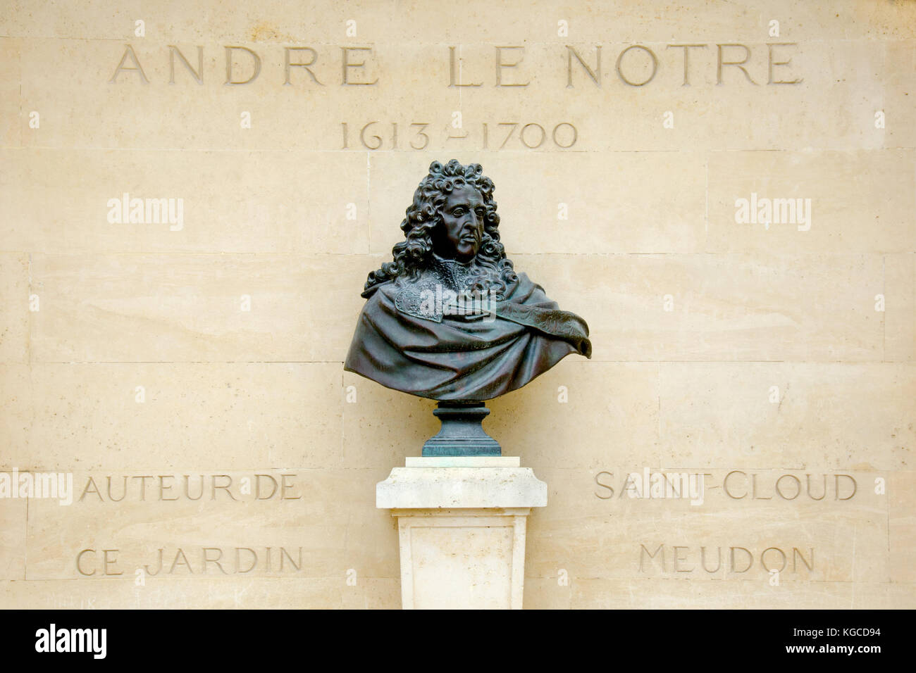 Parigi, Francia. Jardin des Tuileries: Busto di Andre le Notre (/Nostre) architetto paesaggio e giardiniere a re Luigi XIV Foto Stock
