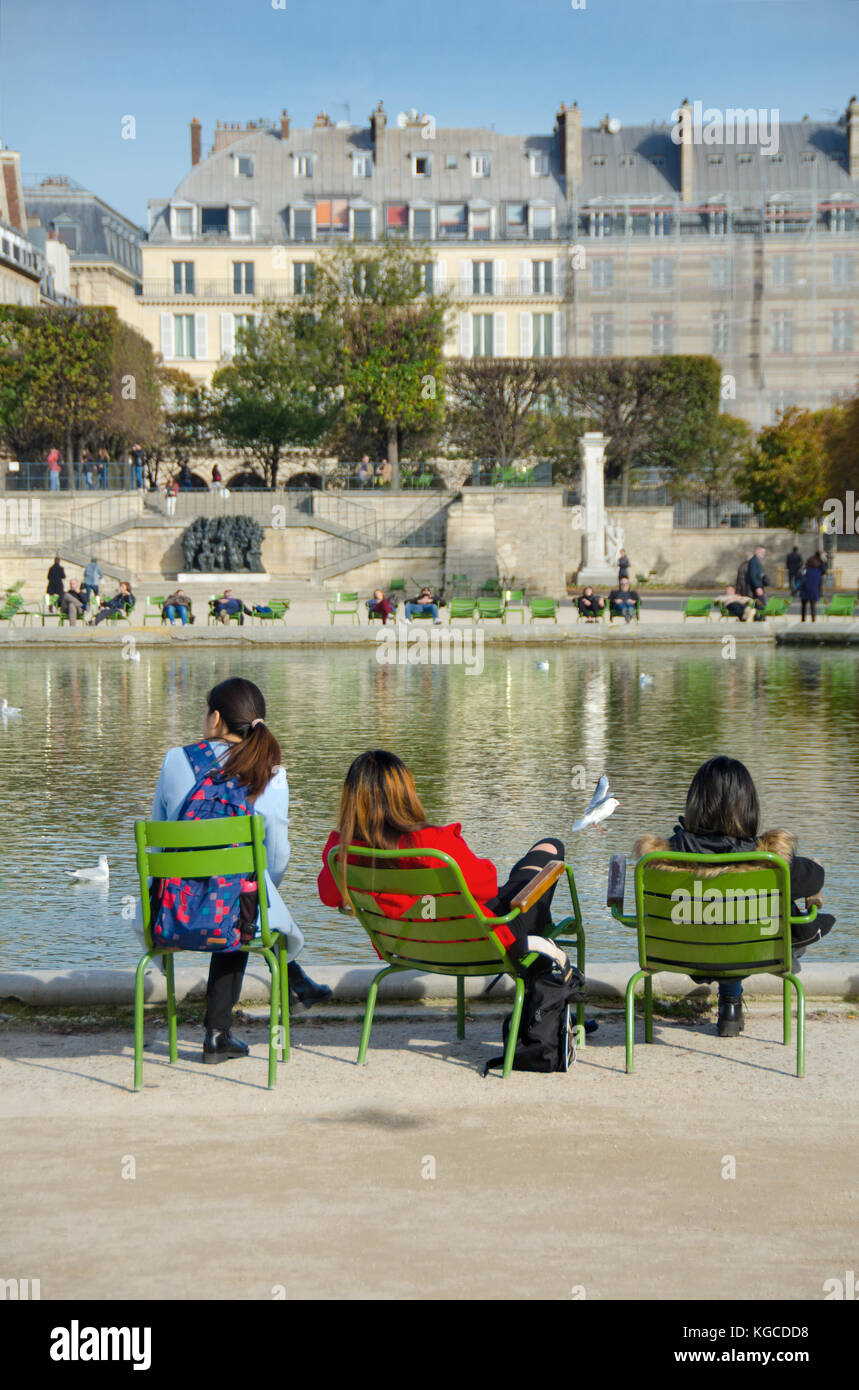 Parigi, Francia. Jardin des Tuileries. Autunno - persone che si rilassano intorno al Bassin Ottagonal (stagno) Foto Stock
