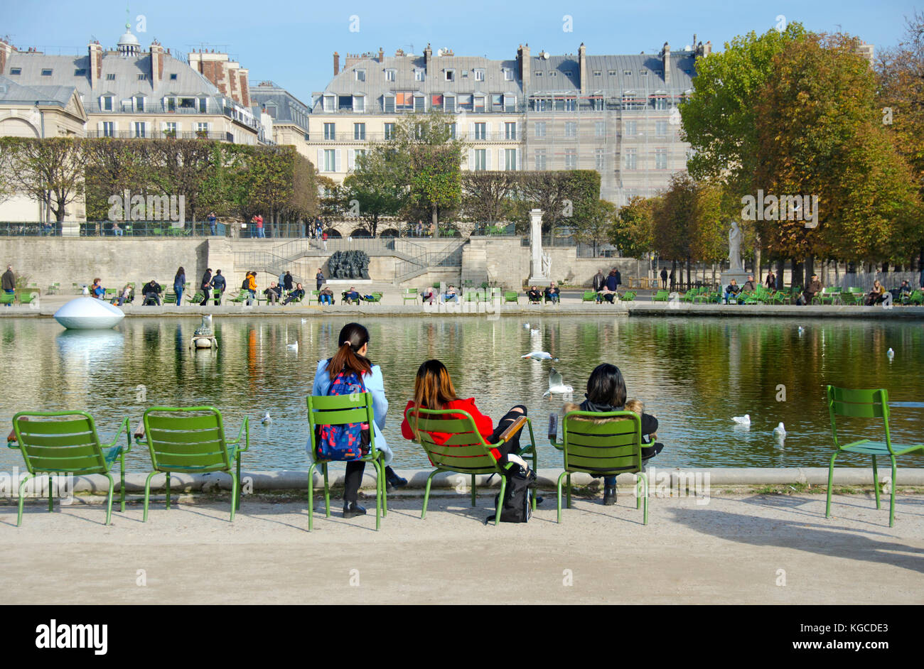 Parigi, Francia. Jardin des Tuileries. Autunno - persone che si rilassano intorno al Bassin Ottagonal (stagno) Foto Stock