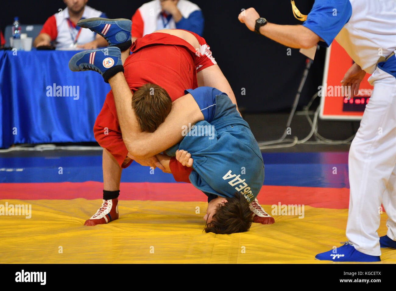 Orenburg, Russia - 29 ottobre 2016: ragazzi competizioni sambo nel campionato della Russia nel sambo tra ragazzi e ragazze nati 2000-2001 biennio di bir Foto Stock