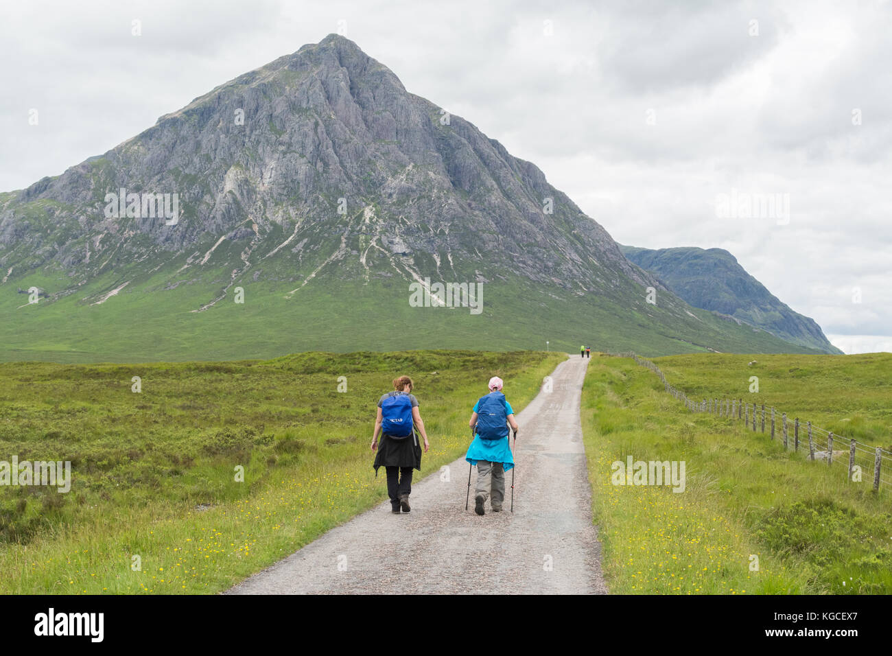 West Highland Way gli escursionisti a piedi verso Buachaille Etive Mor, Glen Coe, Scotland, Regno Unito Foto Stock