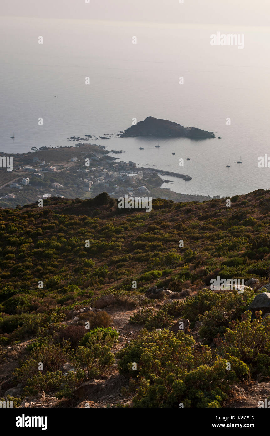 Corsica: tramonto all'estremità nordoccidentale di cap corse su strada a ersa visto da col de la serra collina con vista del Porto di Centuri Foto Stock