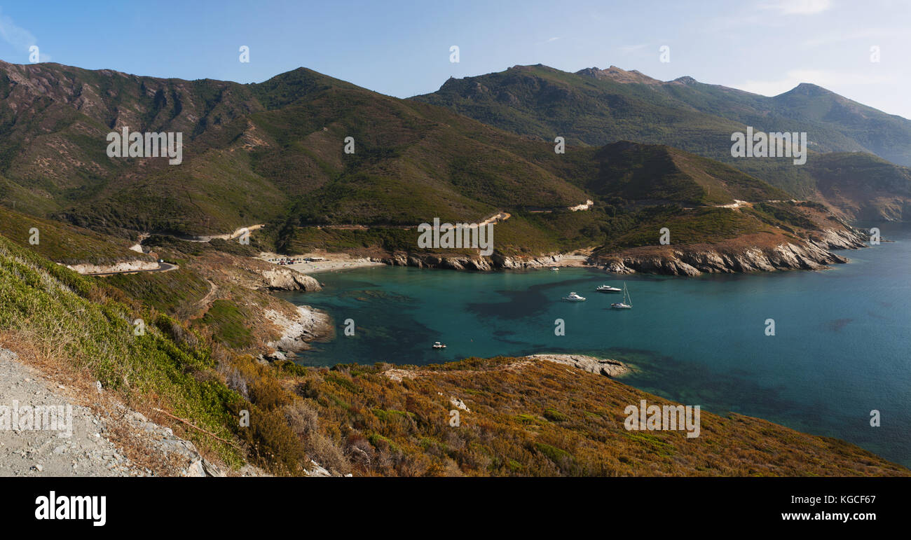 Corsica: vista panoramica di anse d'Aliso (plage d'alisu), una delle più remote spiagge del lato ovest del Cap corse, famosa per i paesaggi selvatici Foto Stock