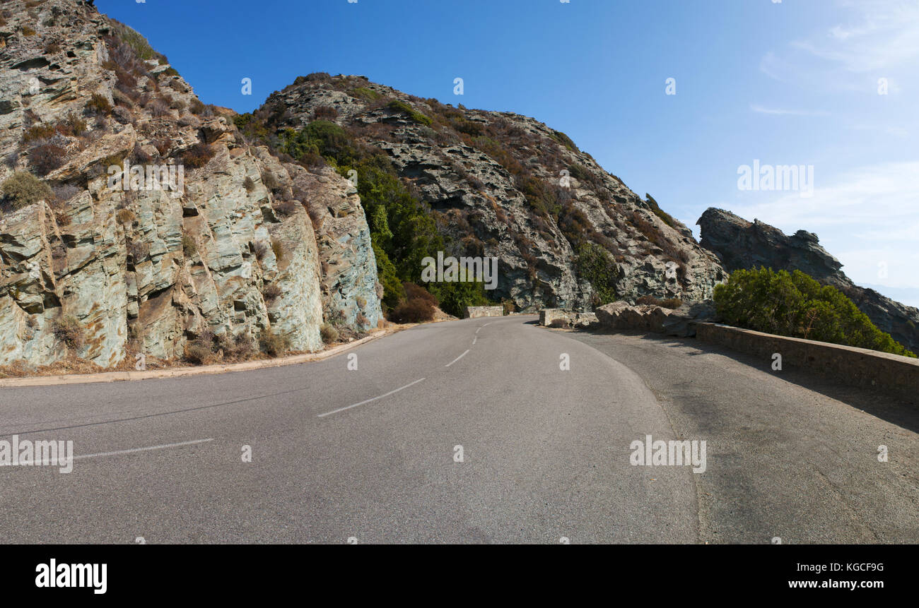 Corsica: la tortuosa strada attraverso le scogliere a strapiombo sul mare mediterraneo del lato ovest del Cap Corse, la penisola settentrionale Foto Stock