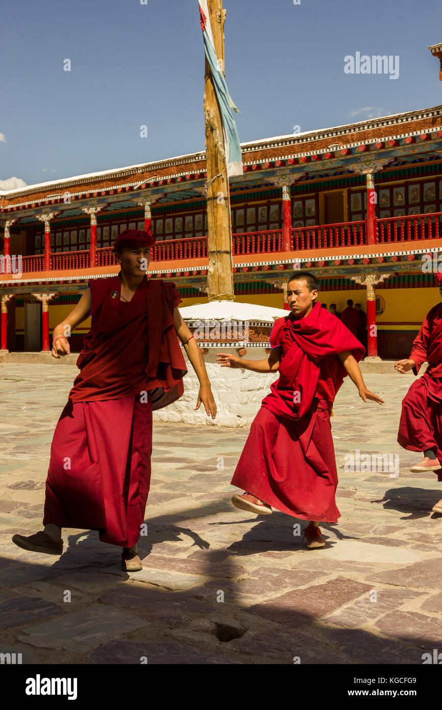 I monaci in esecuzione al monastero di Hemis, Ladakh, India Foto Stock