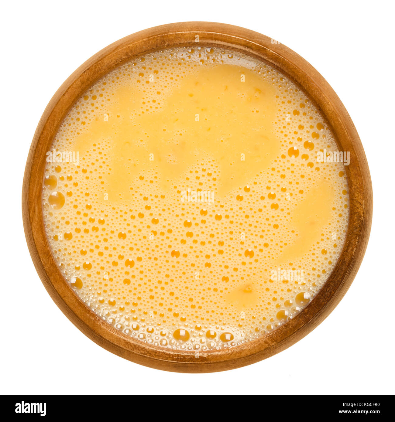 Materie uova strapazzate nella ciotola di legno. tuorlo e bianco sono agitati insieme e pronto per una ulteriore elaborazione. utilizzato per frittelle, omelette o per la panatura. Foto Stock