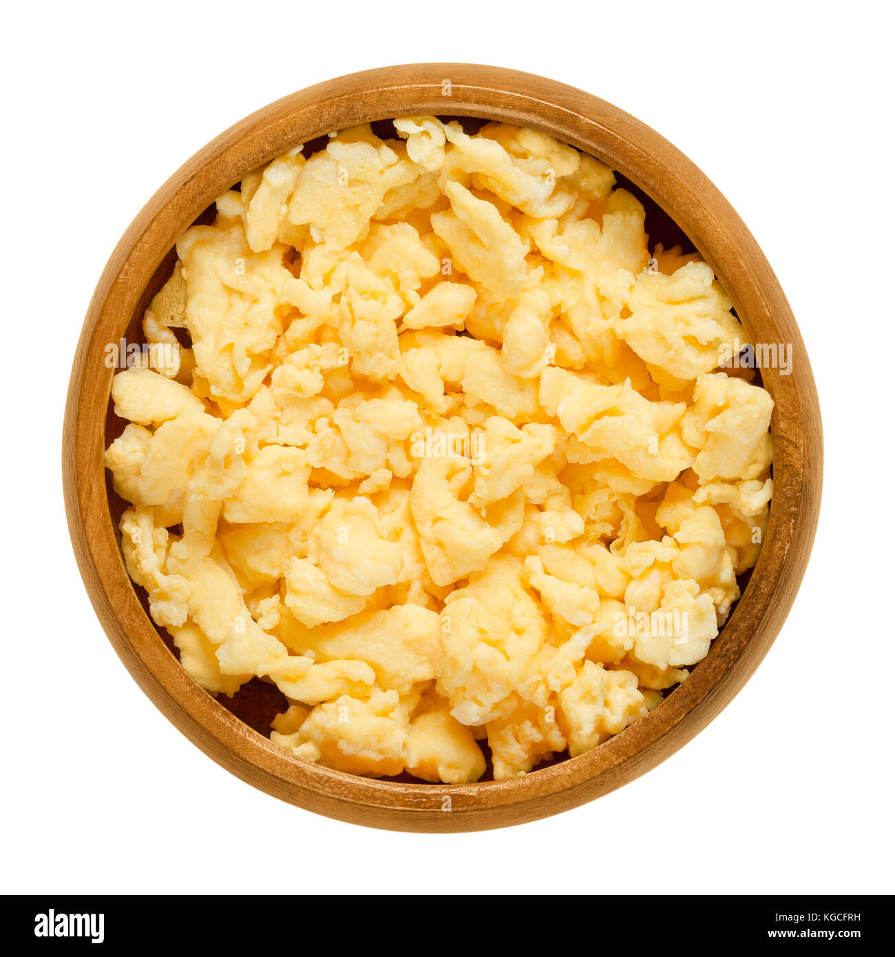 Uova strapazzate nella ciotola di legno. tuorlo e bianco sono agitata o battuti insieme e poi cotto e pronto da mangiare un pasto semplice. isolato macro foto di cibo. Foto Stock