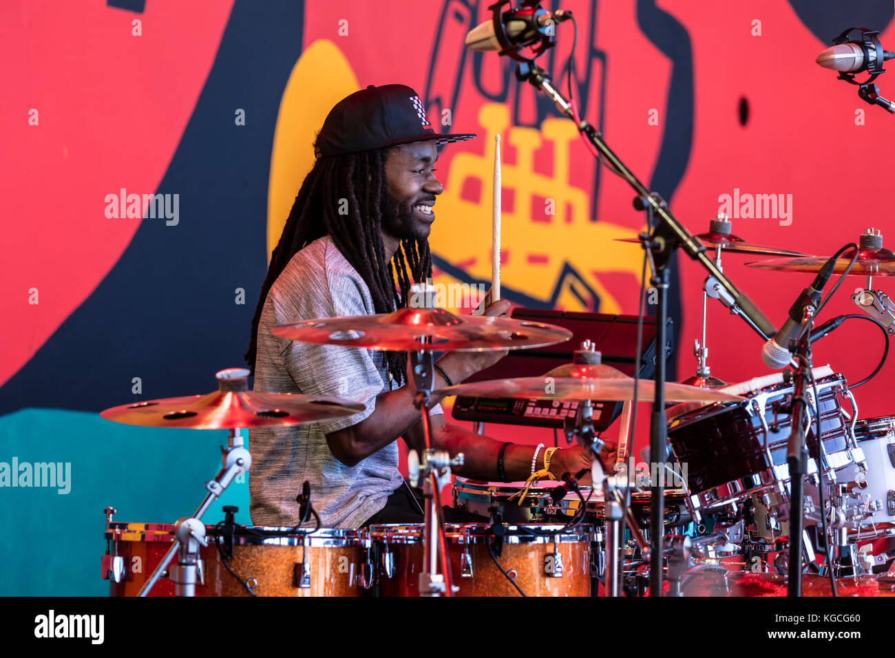 Eric stivali greene suona la batteria per hip hop artista comune - sessantesimo monterey jazz festival, California Foto Stock