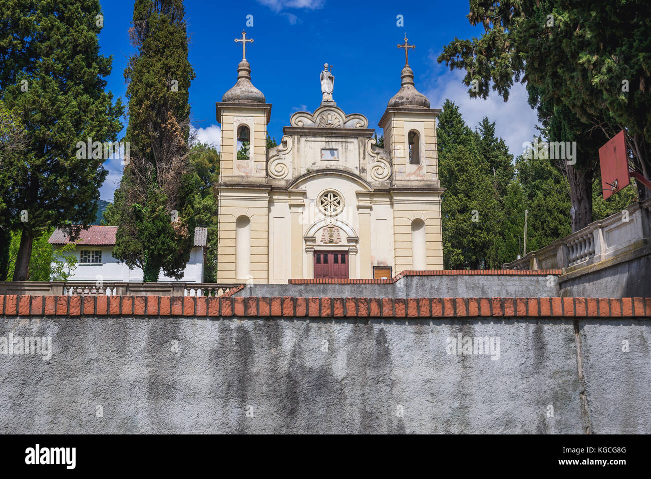 Chiesa accanto alla sede dell'Arcidiocesi di Bar, nella piccola città di Burtaisi, parte del comune di Bar nel Montenegro meridionale Foto Stock