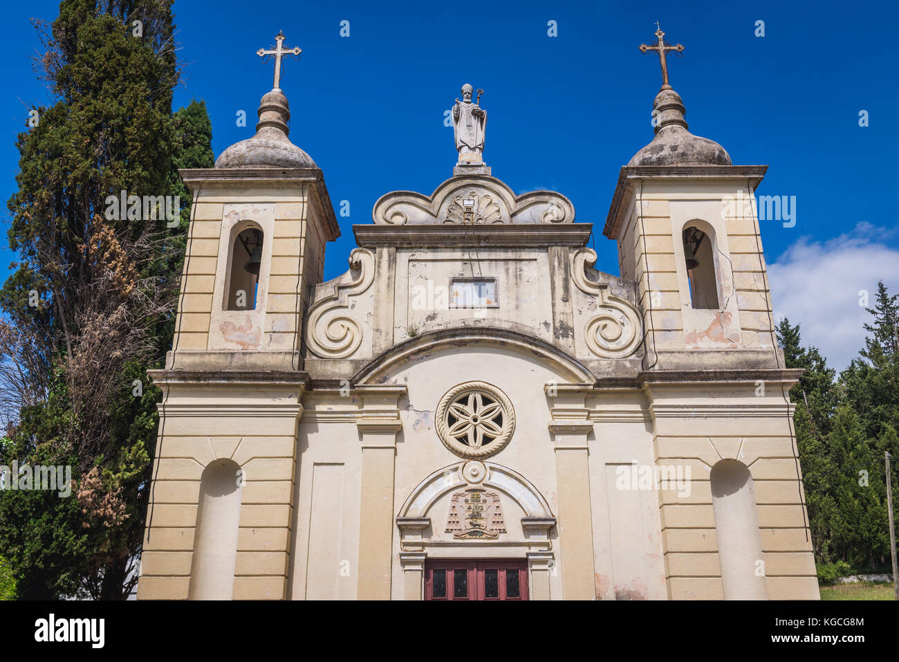 Chiesa accanto alla sede dell'Arcidiocesi di Bar, nella piccola città di Burtaisi, parte del comune di Bar nel Montenegro meridionale Foto Stock