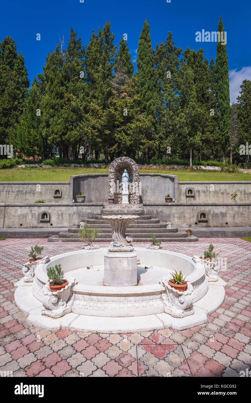 Giardini di sede dell'Arcidiocesi di Bar, nella piccola città di Burtaisi, parte del comune di Bar nel Montenegro meridionale Foto Stock