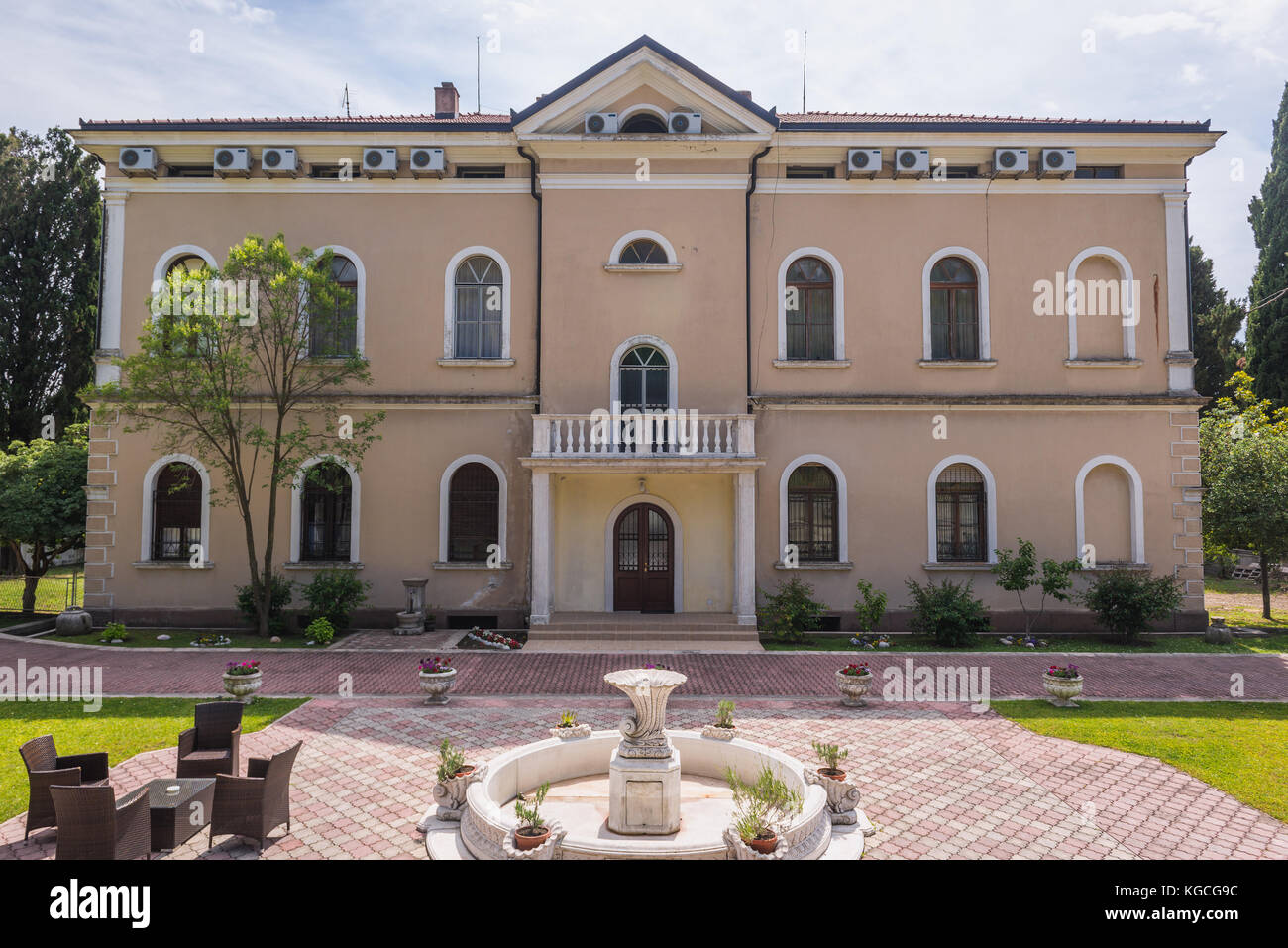 La sede dell'Arcidiocesi di Bar, nella piccola città di Burtaisi, parte del comune di Bar nel Montenegro meridionale Foto Stock