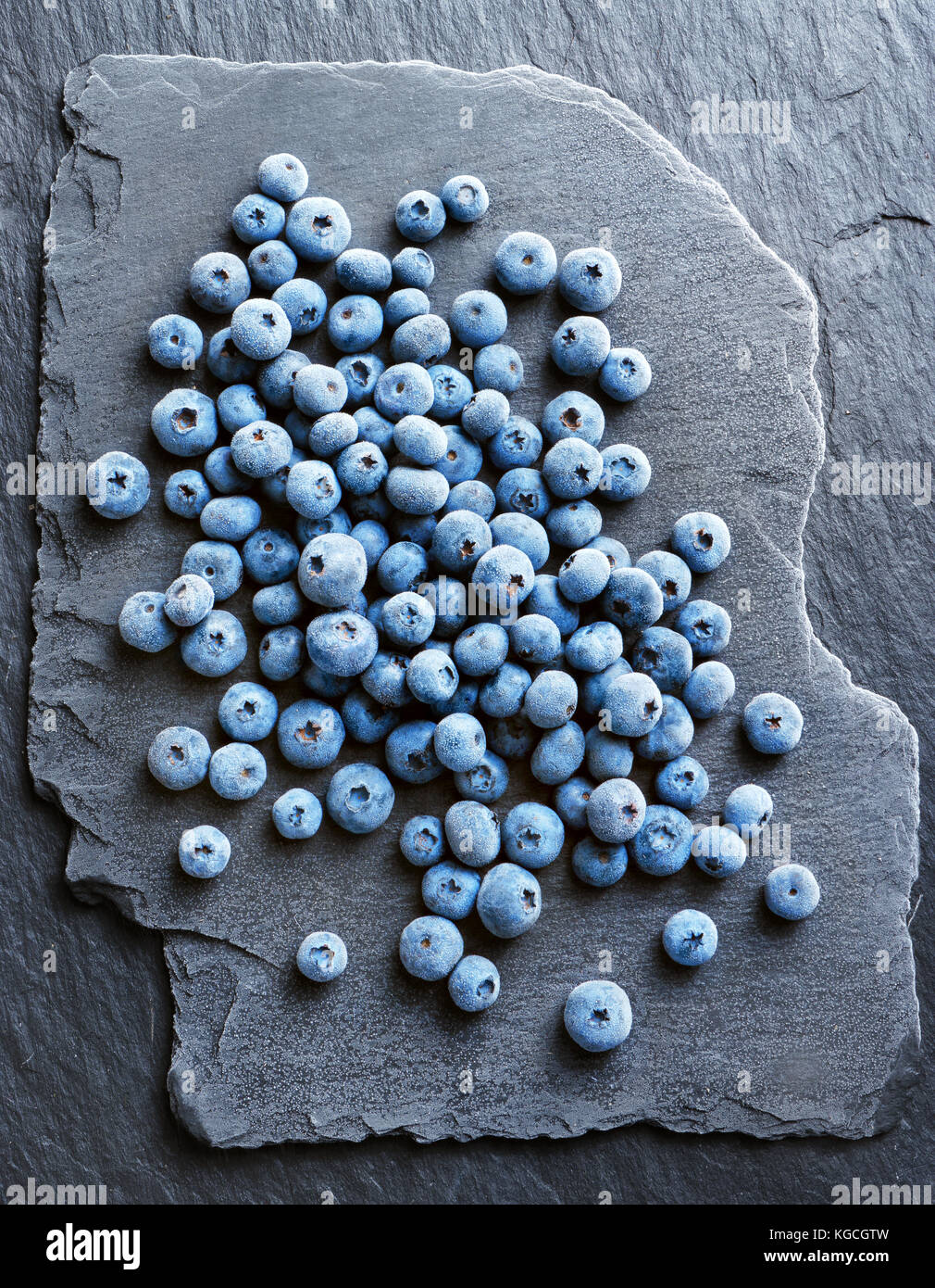 Congelati sul mirtillo nero ardesia. vista dall'alto. alta risoluzione prodotto. Foto Stock