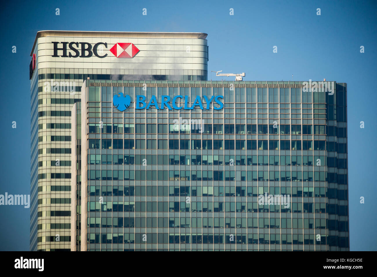 Vista della Torre di HSBC, sede centrale globale del gruppo HSBC e un luogo di Churchill, sede di Barclays a Canary Wharf in Docklands di Londra Foto Stock