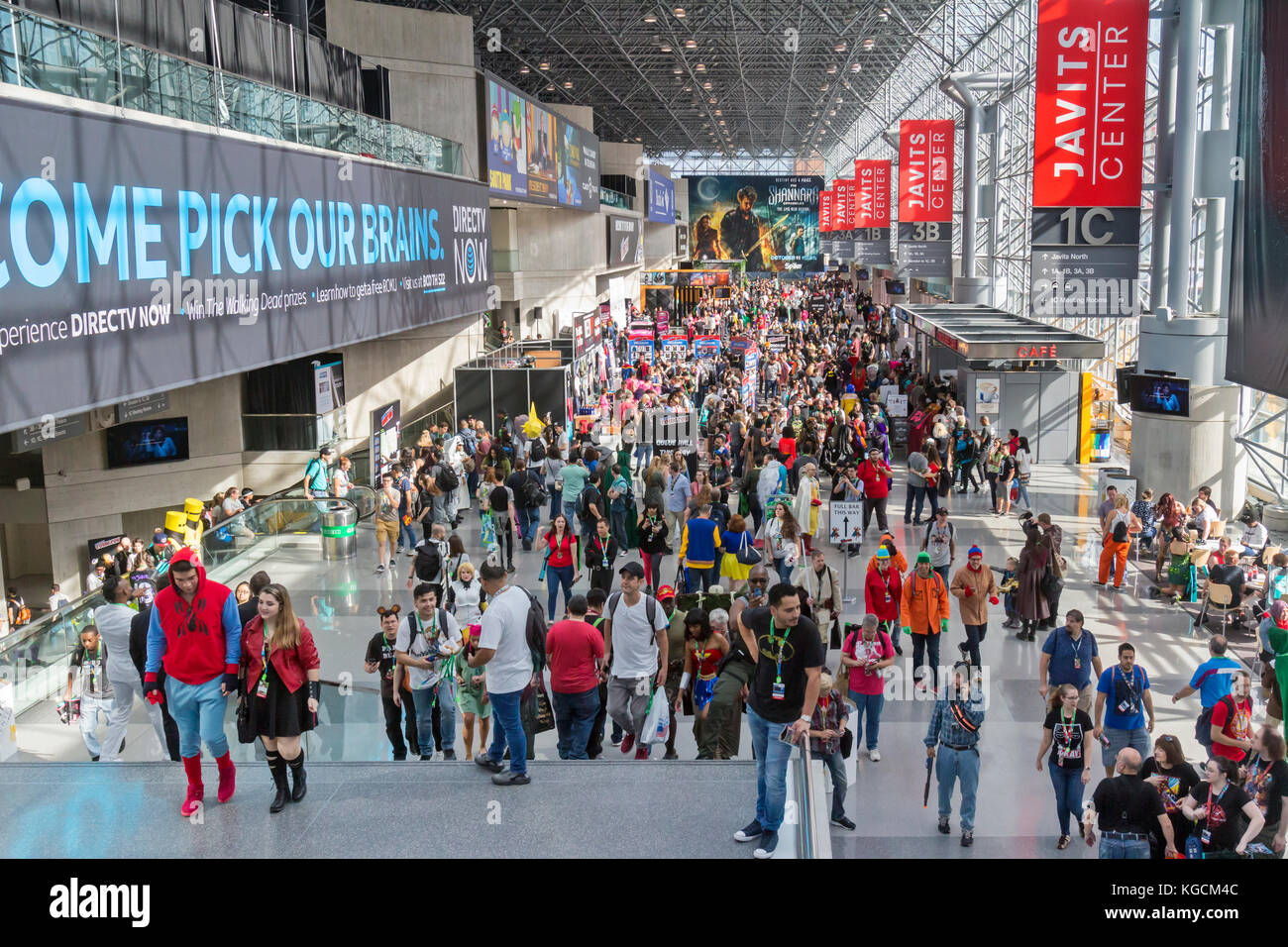 Visitatori e appassionati partecipare alla New York Comic Con Fumetti, Cinema e Film Convenzione. Foto Stock