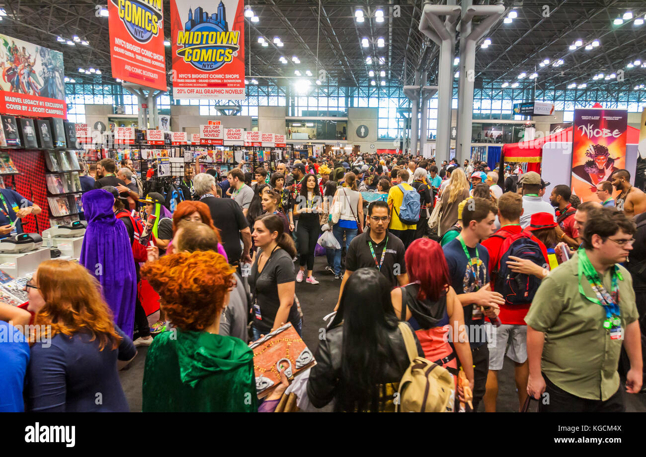 Visitatori e appassionati partecipare alla New York Comic Con Fumetti, Cinema e Film Convenzione. Foto Stock