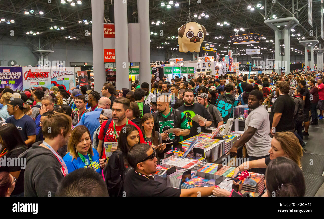 Visitatori e appassionati partecipare alla New York Comic Con Fumetti, Cinema e Film Convenzione. Foto Stock