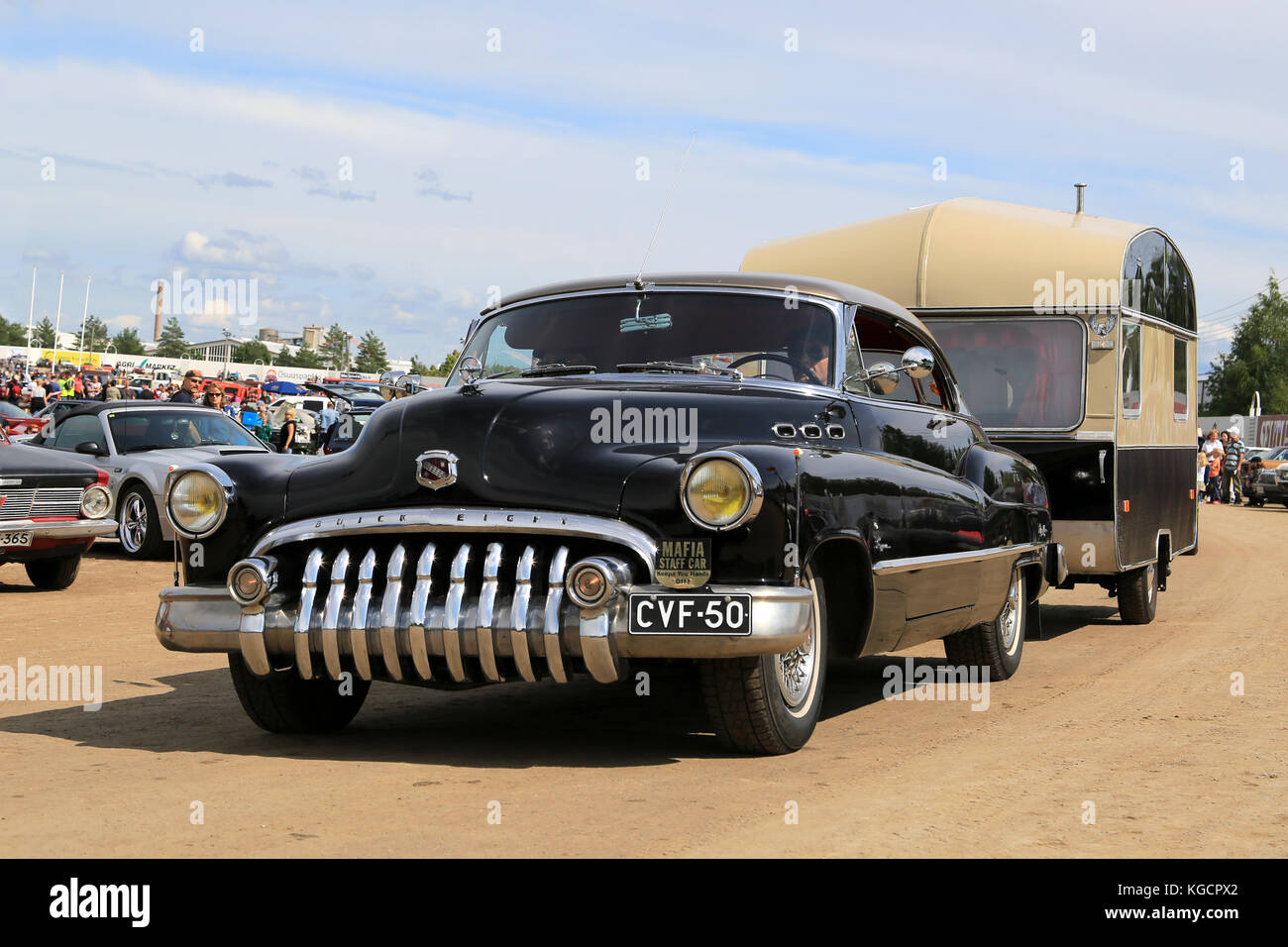 Forssa, Finlandia - 2 agosto 2015: classic buick super otto auto e un vintage trailer di viaggio su pick nick car show a forssa, Finlandia. Foto Stock