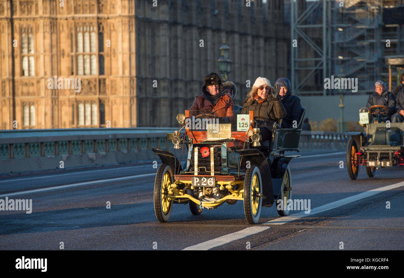 5 novembre 2017. Da Bonhams Londra a Brighton, la pista automobilistica più lunga del mondo, 1902 Dennis su Westminster Bridge. Foto Stock
