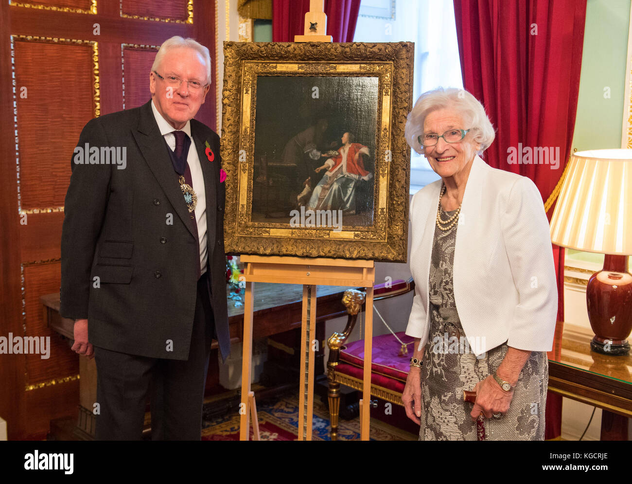 Il sindaco di Londra Andrew Parmley restituisce ufficialmente il dipinto olandese del XVII secolo "The Oyster Meal" di Jacob Ochtervelt, che fu saccheggiato durante la seconda guerra mondiale, a Charlotte Bischoff van Heemskerck, figlia del suo proprietario Dr J H Smidt van Gelder, in una cerimonia presso la Mansion House di Londra. Foto Stock