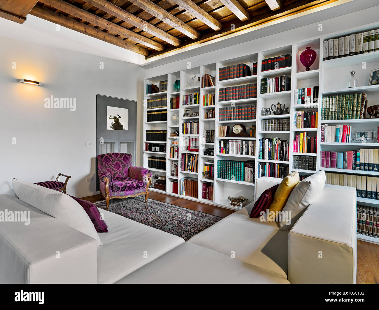 Scatti di interni di un moderno soggiorno in primo piano il divano in pelle  nella parte inferiore della libreria bianco Foto stock - Alamy