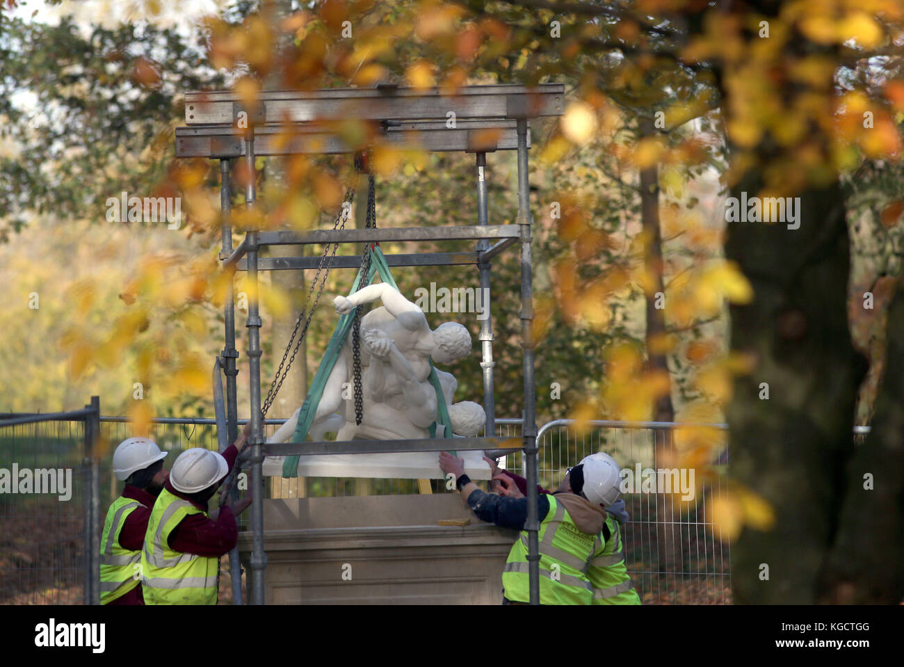 Un cast dei Wrestlers, due uomini che prendono parte alla pankration sportiva greca, è abbassato in posizione nel cuore del Labyrinth nel giardino occidentale presso il Natural Trust's Stowe Landscape Garden vicino a Buckingham. Foto Stock