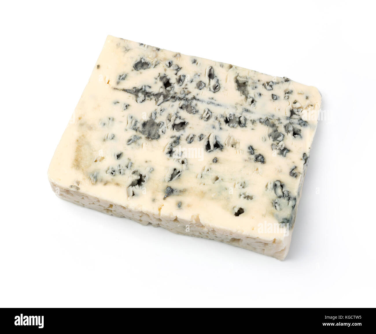 Un cuneo di pieno di grasso morbido formaggio blu isolato su bianco.con tracciato di ritaglio Foto Stock