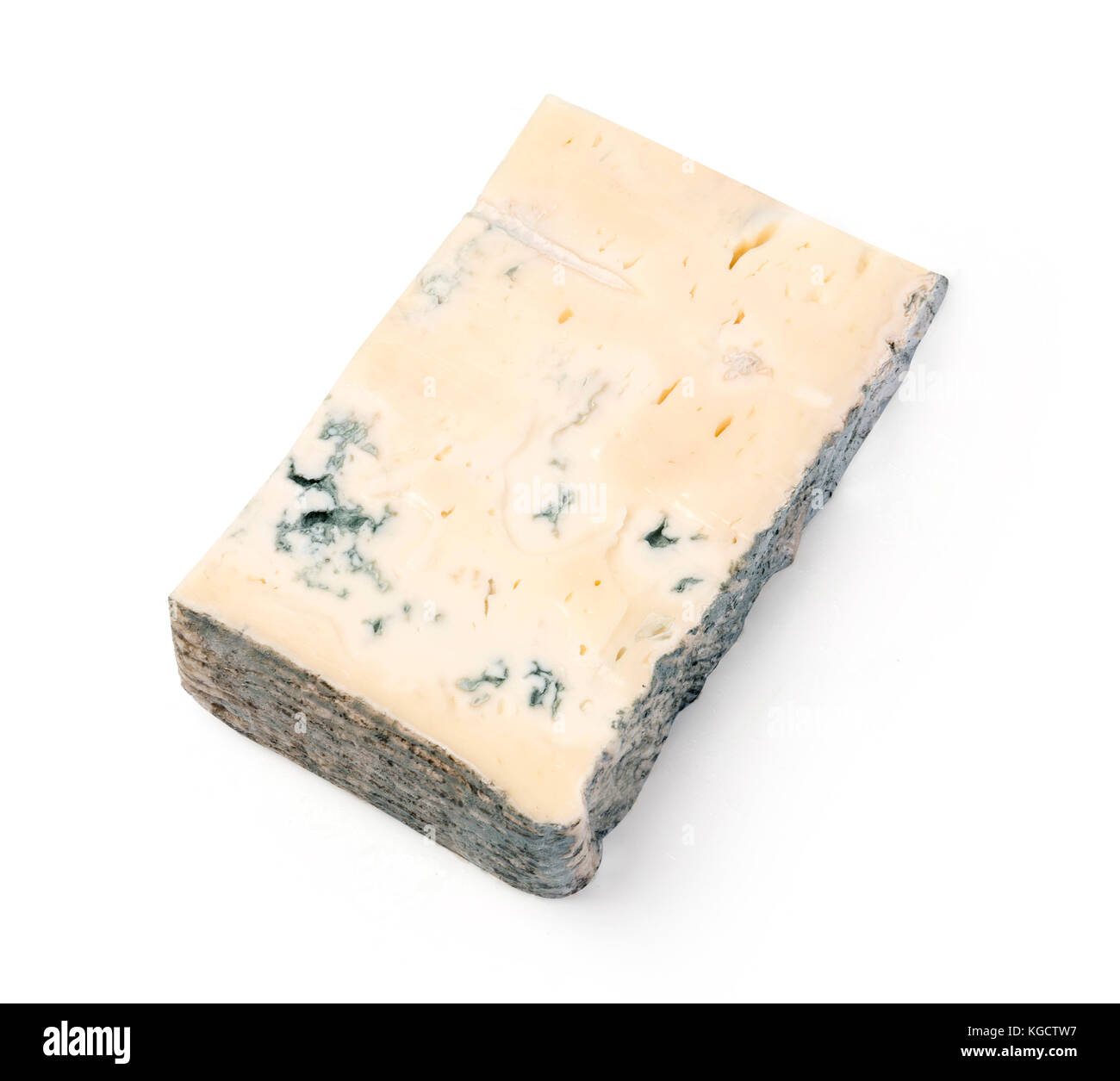 Un cuneo di pieno di grasso morbido formaggio blu isolato su bianco.con tracciato di ritaglio Foto Stock