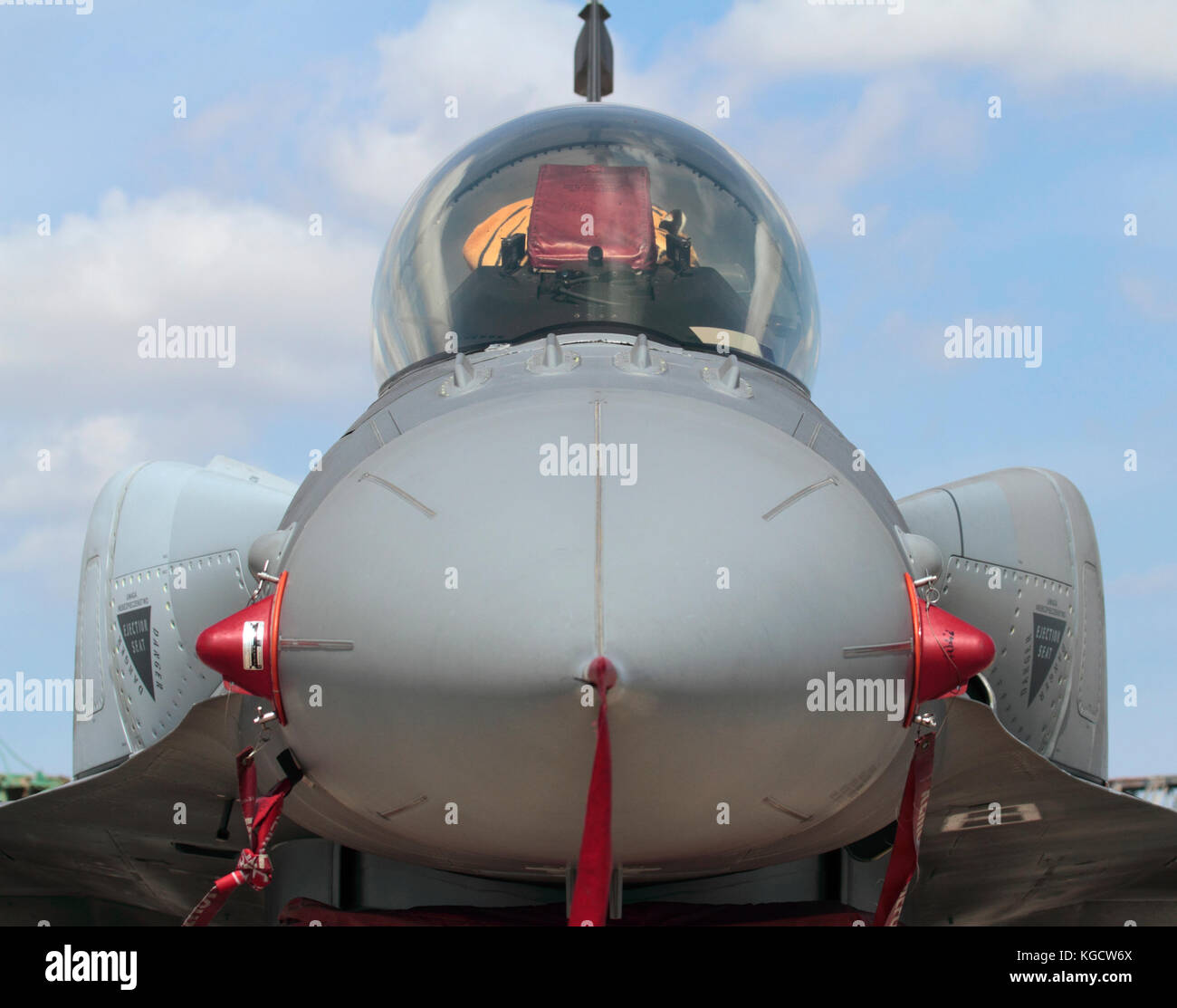 Moderna aviazione militare. Polish Air Force F-16D Fighting Falcon jet fighter con conformal serbatoi carburante fissato ai lati Foto Stock