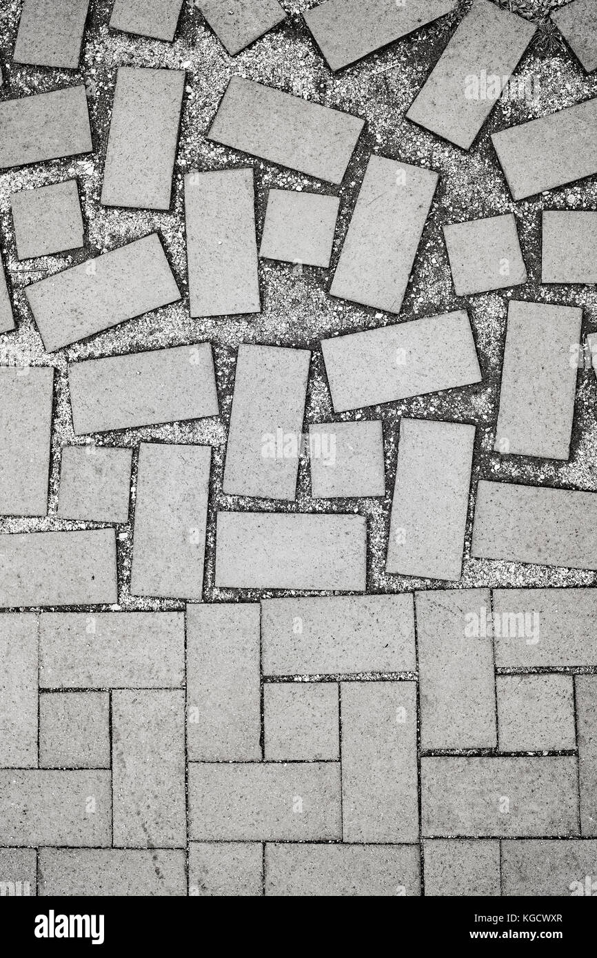 Immagine in bianco e nero di mattoni sul marciapiede, sfondo astratto o texture. Foto Stock