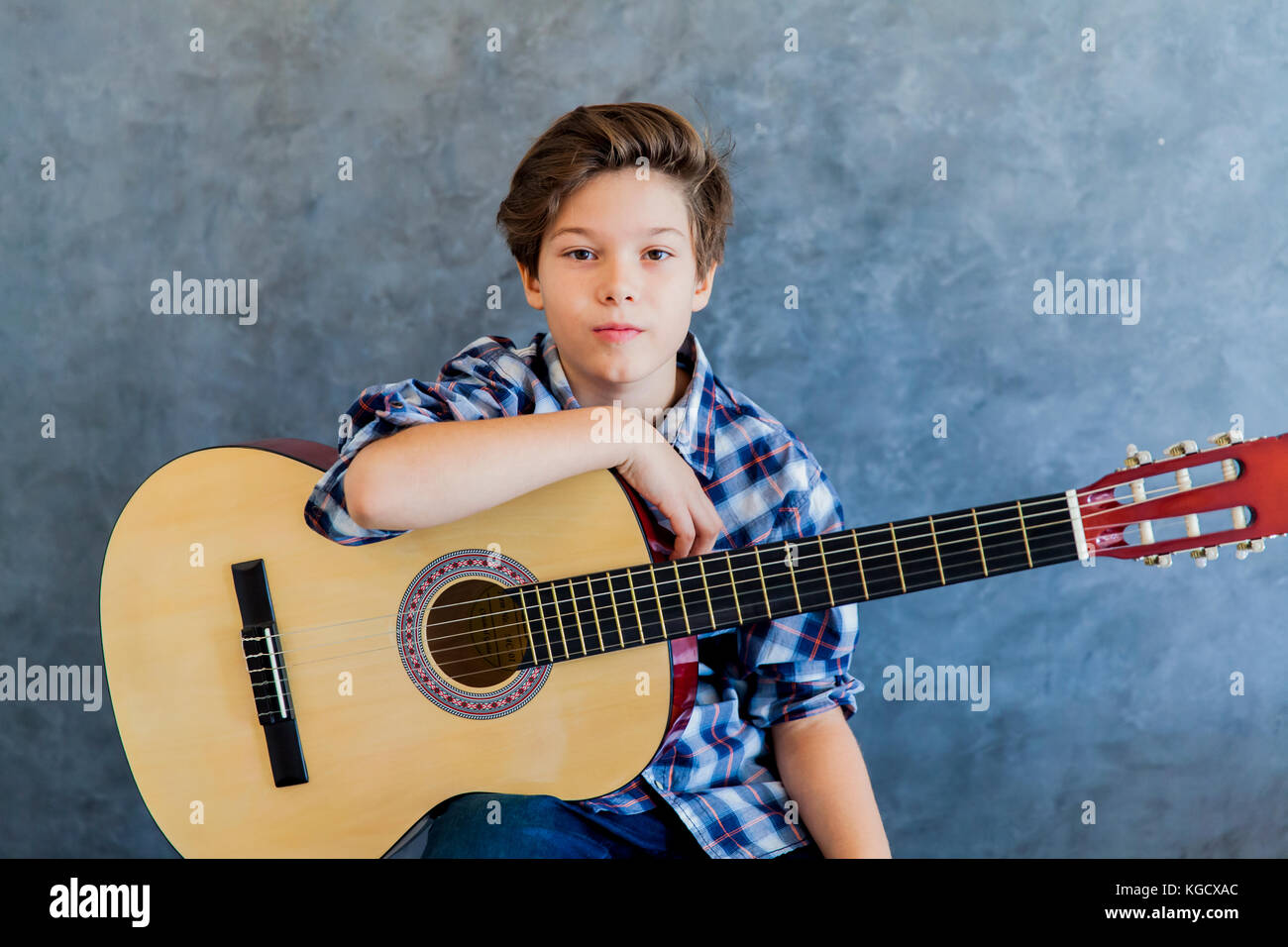 Carino teen boy con la chitarra acustica Foto Stock