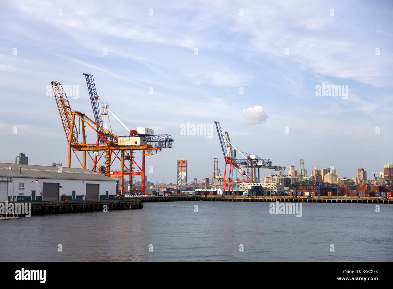 Vista a gru in Red Hook Container Terminal a New York. Foto Stock