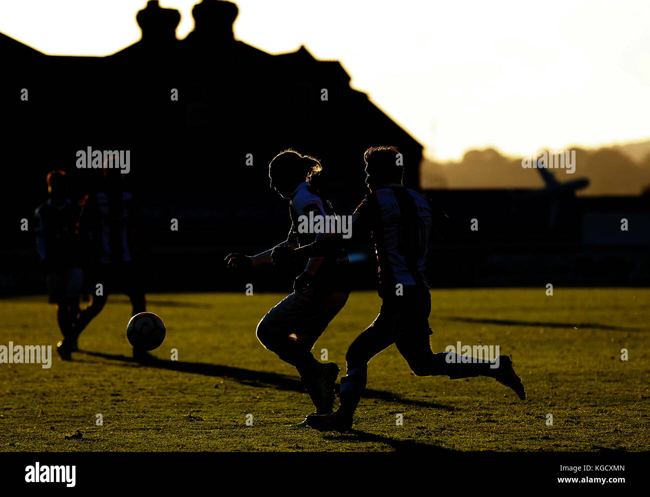 Heybridge Swifts Harrison che chattano e Lee Holmes di Exeterâ lottano per il possesso durante la Emirates fa Cup, partita del primo turno a St James Park, Exeter. PREMERE ASSOCIAZIONE foto. Data foto: Domenica 5 novembre 2017. Scopri la storia di PA SOCCER Exeter. Il credito fotografico dovrebbe essere: Mark Kerton/PA Wire. RESTRIZIONI: USO SOLO EDITORIALE non utilizzo con audio, video, dati, elenchi di incontri, logo di club/campionato o servizi "live" non autorizzati. Utilizzo online in-match limitato a 75 immagini, senza emulazione video. Non è consentito l'uso in scommesse, giochi o pubblicazioni per club/campionato/giocatore singolo. Foto Stock