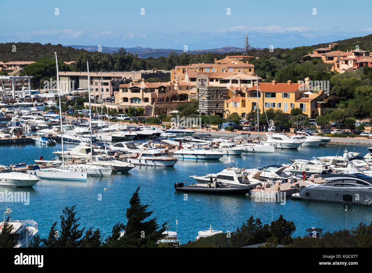 Marina con barche ormeggiate e edifici contemporanei contro un cielo blu. Porto  Cervo, Costa Smerelda, Sardegna, Italia Foto stock - Alamy