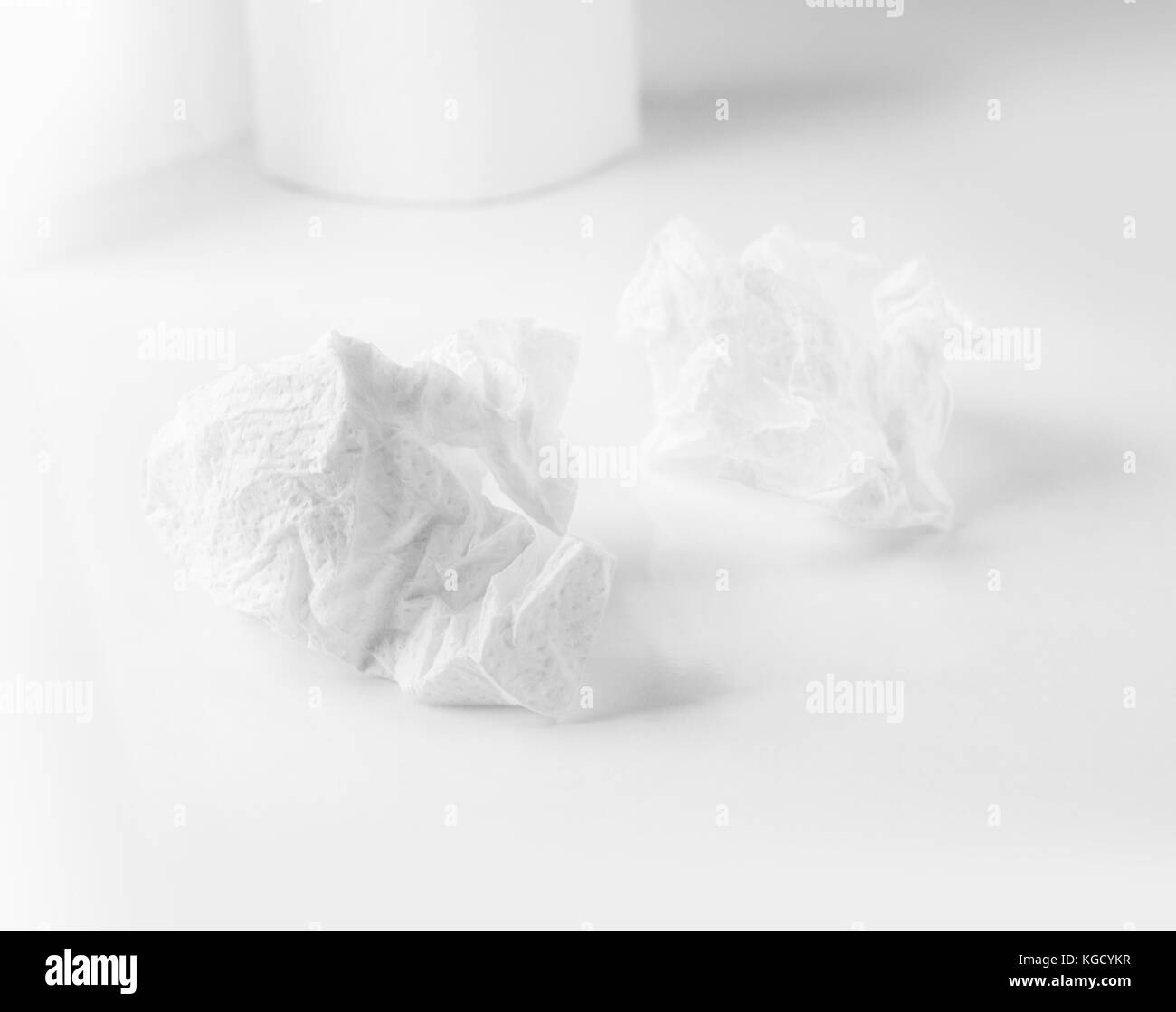 Carta sgualcita sfera isolata su sfondo bianco. bluren concept Foto Stock