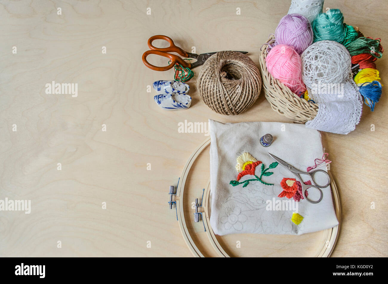 Strumenti decorativa per aghi da ricamo,forbici,filo colorato e il telaio Foto Stock