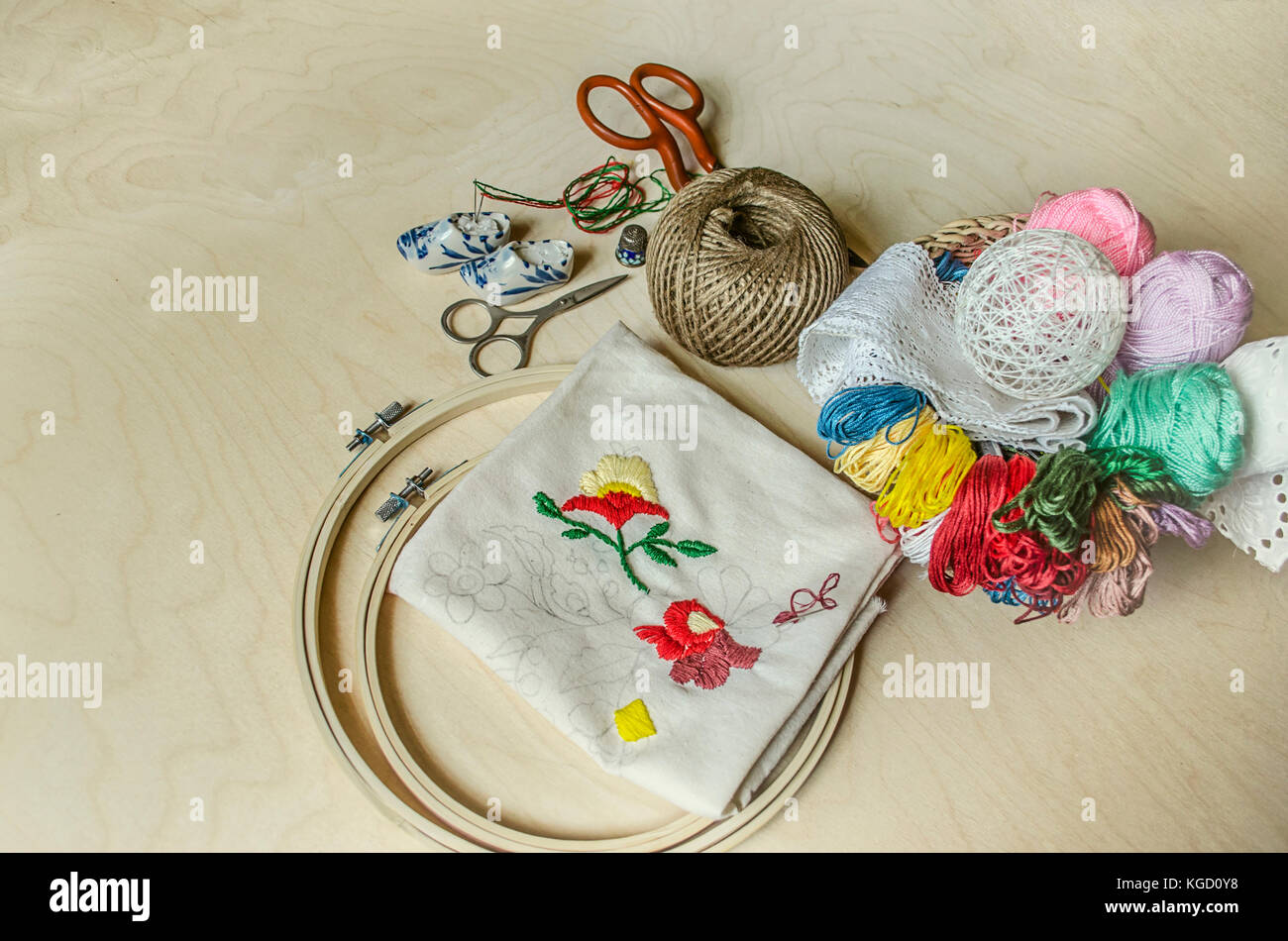 Aghi, forbici, filo colorato il telaio e gli strumenti necessari per ricami Foto Stock