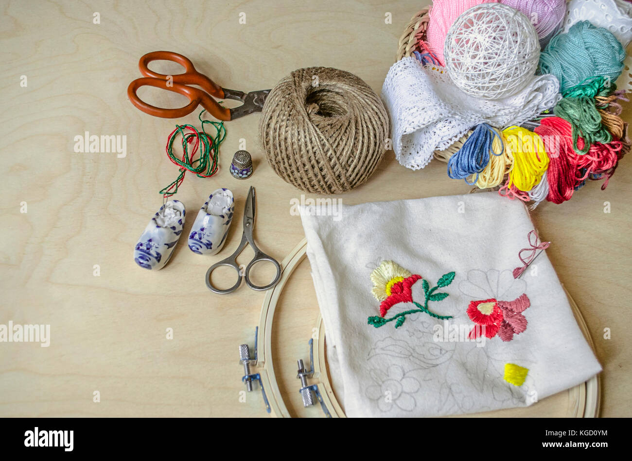 Telaio, forbici, fili colorati e gli aghi necessari strumenti per ricami Foto Stock