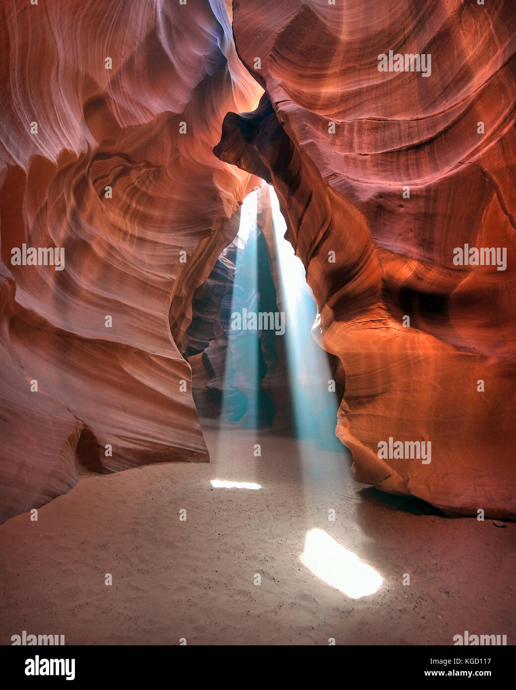 L'Antelope Canyon di pagina, Arizona. Queste slot canyon sono formate da fenomeni di erosione che crea una superficie liscia che fluisce forma alle pareti di pietra arenaria. Foto Stock