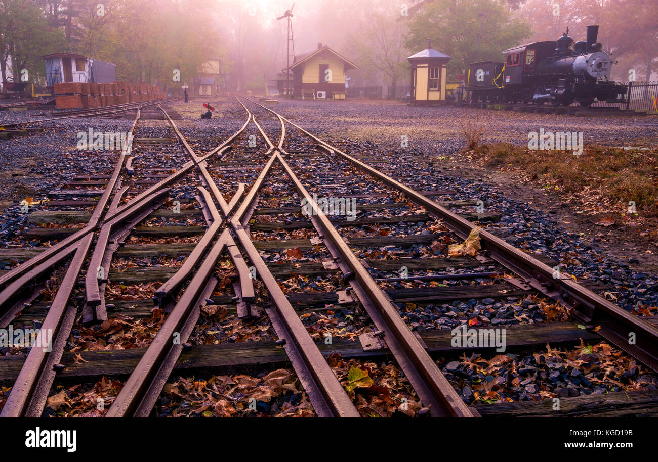 I binari della ferrovia sotto la nebbia in autunno la mattina in new jersey Foto Stock